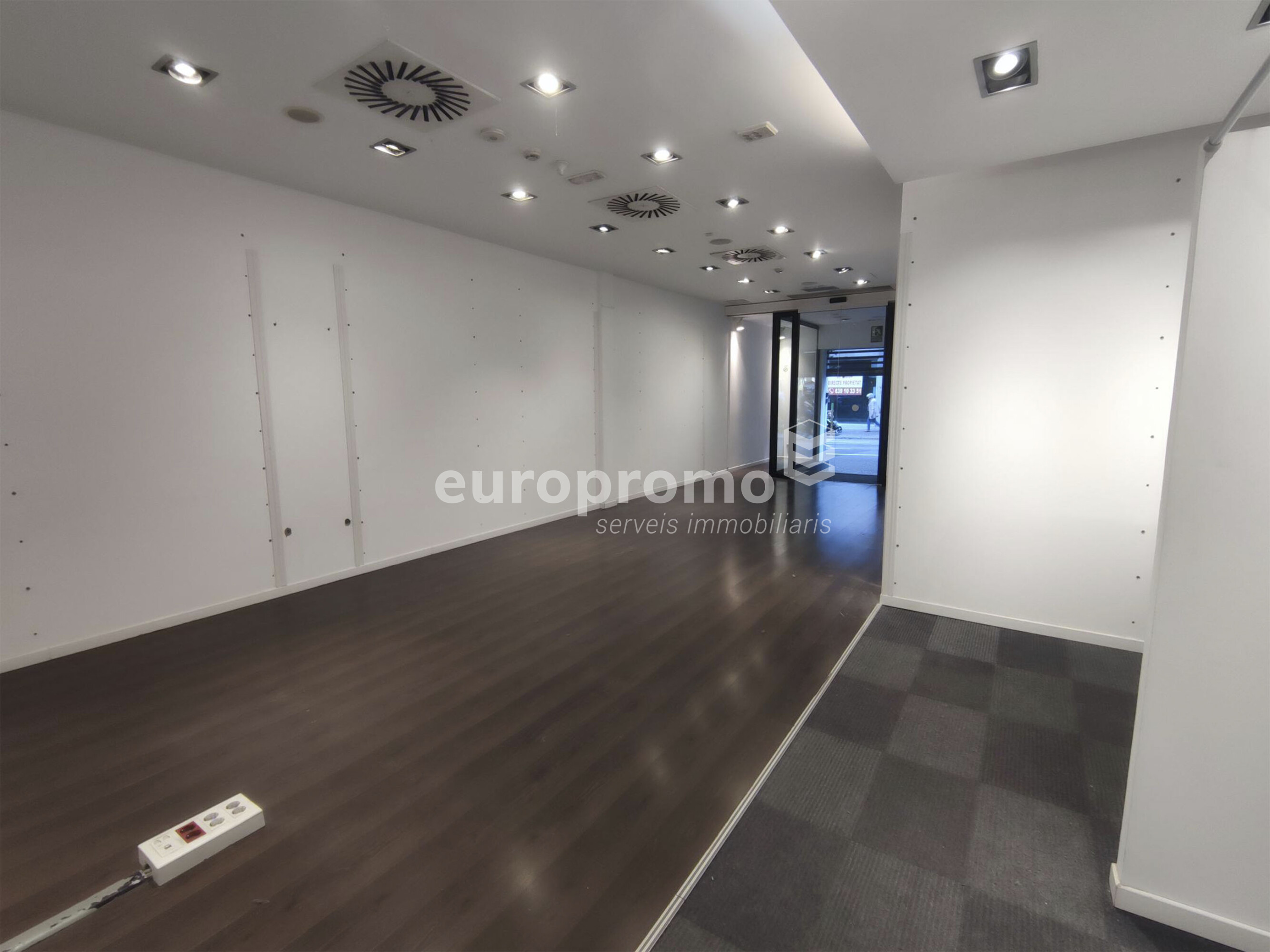 Fantástico local de 78 m² situado a primera línea y mejor zona comercial de la ciudad! 